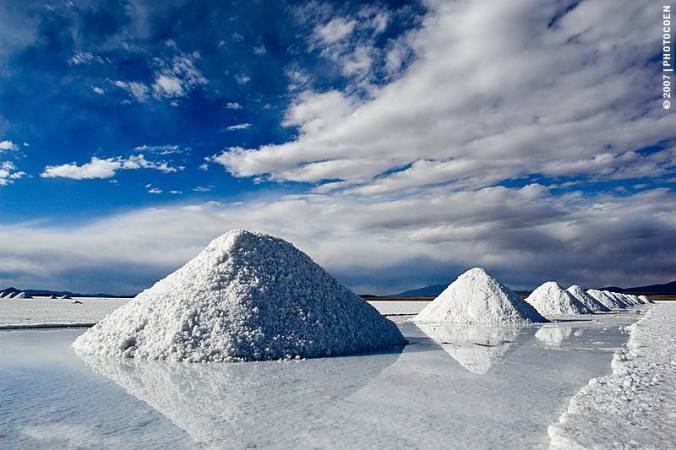 Piles_of_Salt_Salar_de_Uyuni_Bolivia_Luca_Galuzzi_2006_a